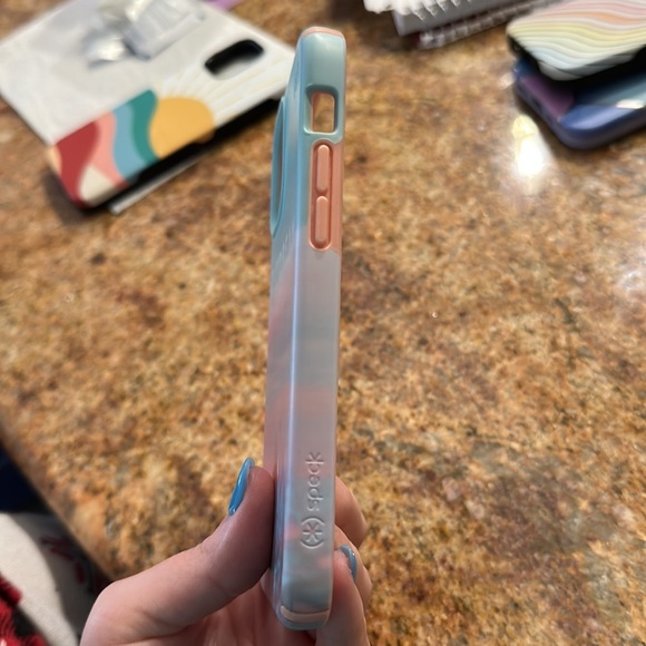 Speck 12 pro Case - Picture 4 of 7